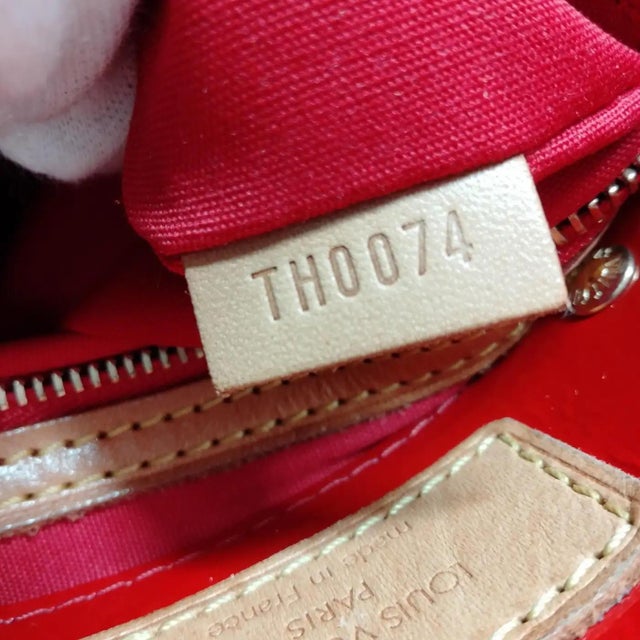 2000 - 2009 A 2004 Louis Vuitton Red Vernis Patent Leather and Vachetta Reade Hand-Bag For Sale - Image 5 of 18