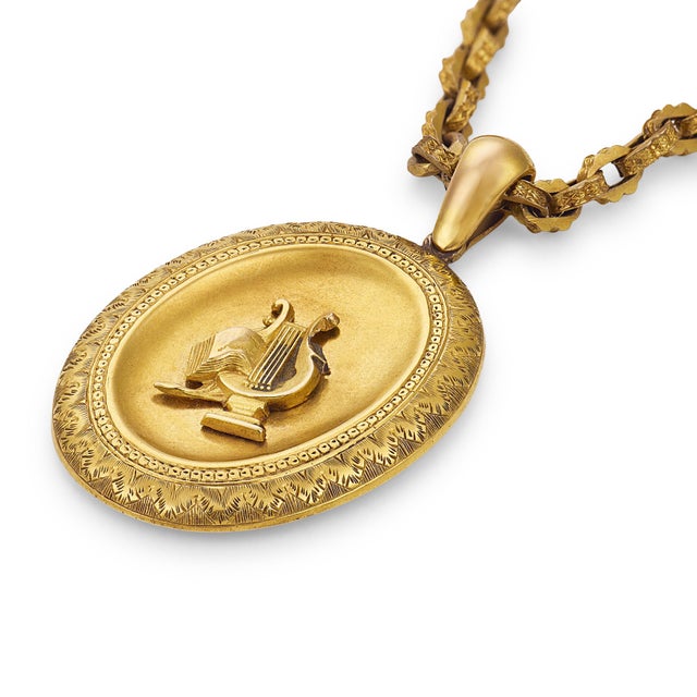 Victorian Early 20th Century Victorian 18k Yellow Gold Lyre Necklace For Sale - Image 3 of 6