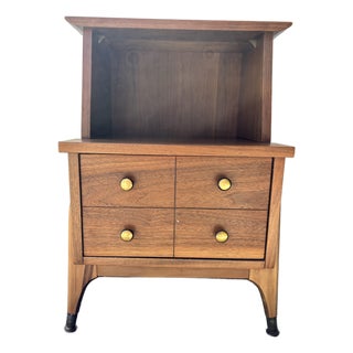 Mid-Century Modern McCobb Style Walnut Nightstand / Side Table For Sale