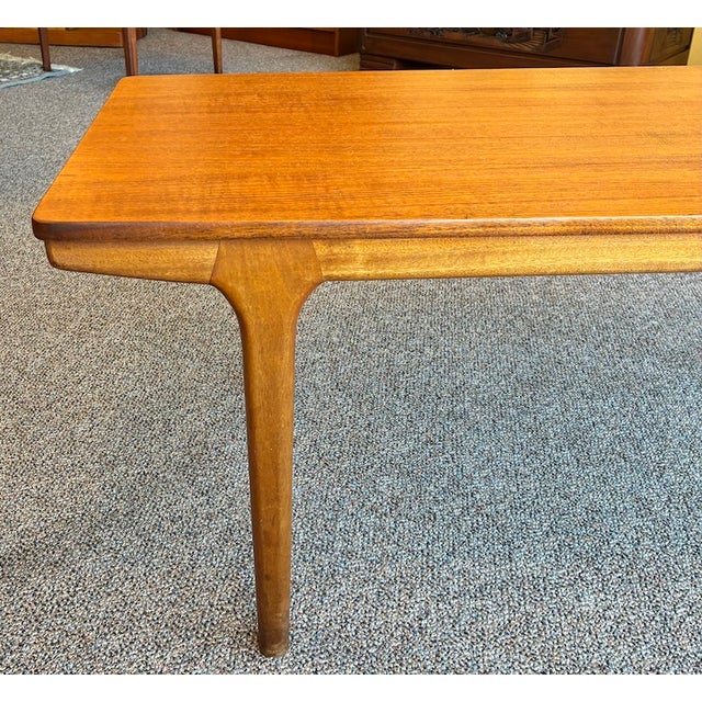 Iconic Mid Century Modern Extending Teak Coffee Table W/ Two Pull-Out Drinks Trays c.1960 For Sale In San Francisco - Image 6 of 12