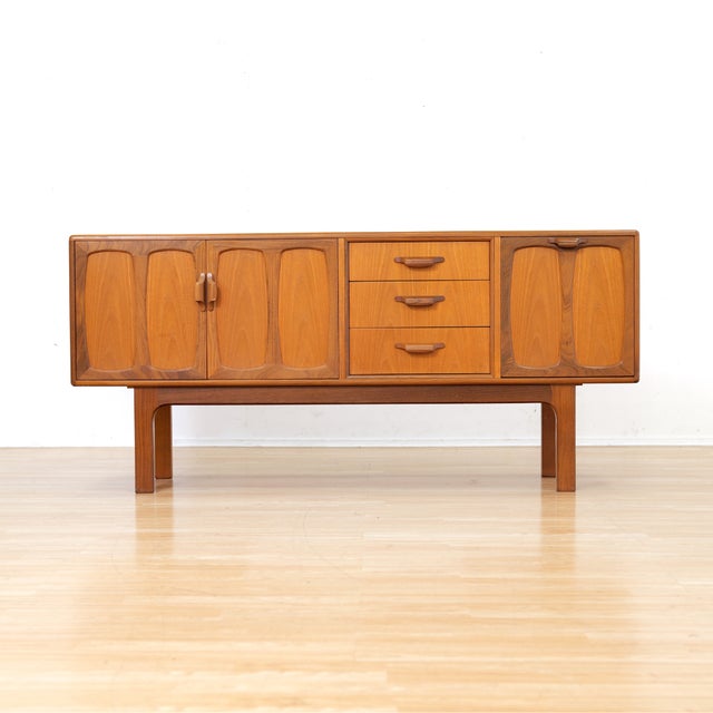 A beautifully sculpted vintage sideboard from the highly sought-after G-Plan, featuring the collection’s iconic organic...