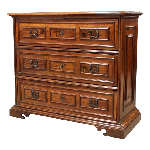 17th Century Italian Cantarano Chest of Drawers in Walnut For Sale