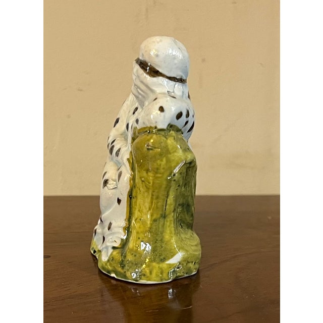 Antique 18th Century English George III Staffordshire Prattware Figure of an Old Woman For Sale - Image 4 of 10