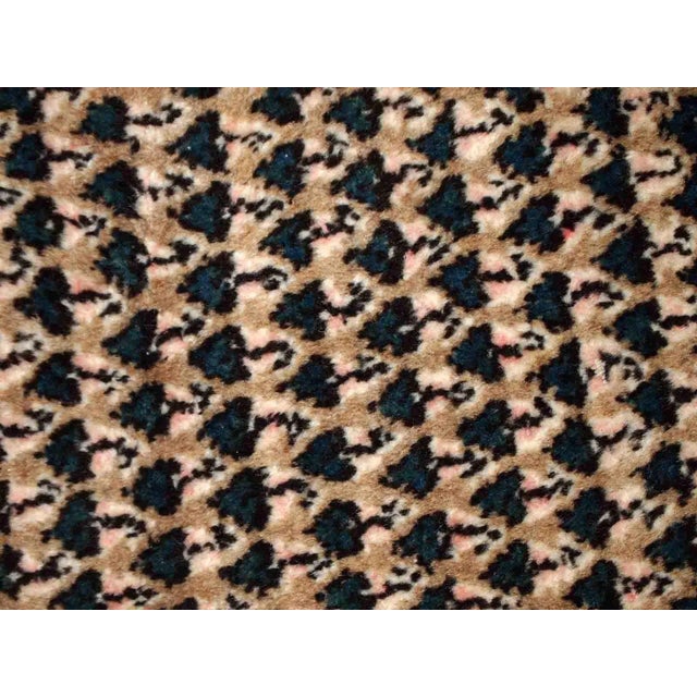 Handmade vintage Indian rug with Middle Eastern Seraband design. The rug is made in the end of 20th century, it is in...