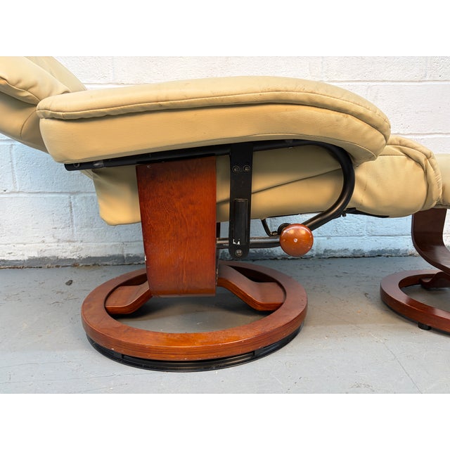 Mid 20th Century Leather Reclining Lounge Chair & Ottoman For Sale In New York - Image 6 of 12