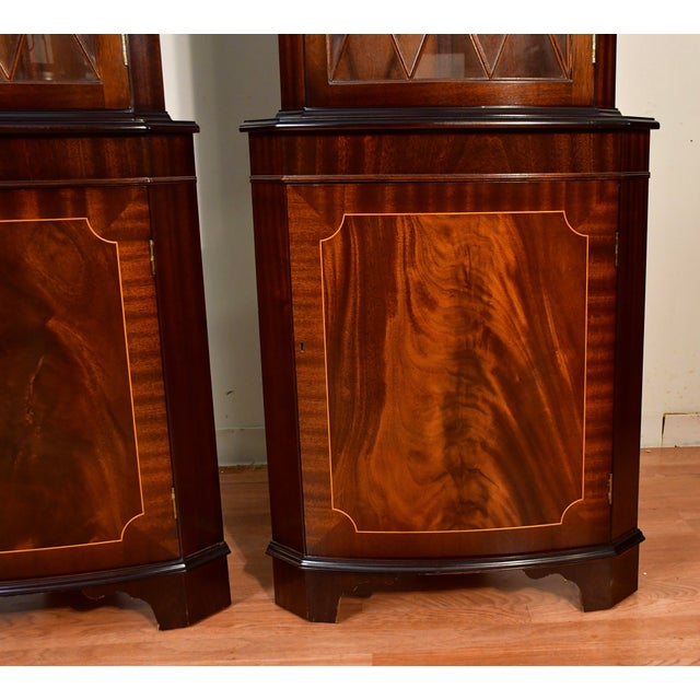 1950s Georgian Style Mahogany Inlaid Pair of Corner Display Cabinets 2 Keys For Sale - Image 6 of 17