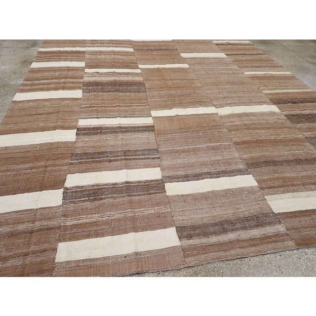 Galerie Shabab Collection Mid-20th Century Turkish Flatweave Kilim Carpet For Sale In New York - Image 6 of 8
