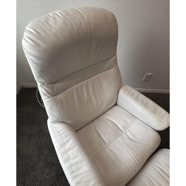 Mid 20th Century Scandinavian Ekornes Stressless Lounge Chair and Ottoman in White Leather & Rosewood For Sale In Los Angeles - Image 6 of 18
