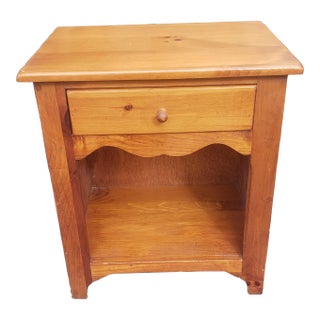 1960s Mid Century American Classical Single Drawer Night Stand For Sale