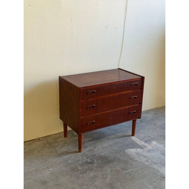 1960s Mid Century Danish Teak 3 Drawer Chest – Vintage Scandinavian Small Dresser on Tapered Legs For Sale - Image 4 of 9