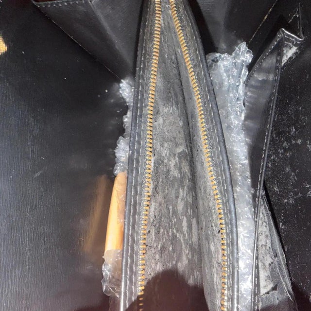 A 1993 Vintage Louis Vuitton Black Epi Leather Capucines Shoulder Bag For Sale - Image 10 of 15