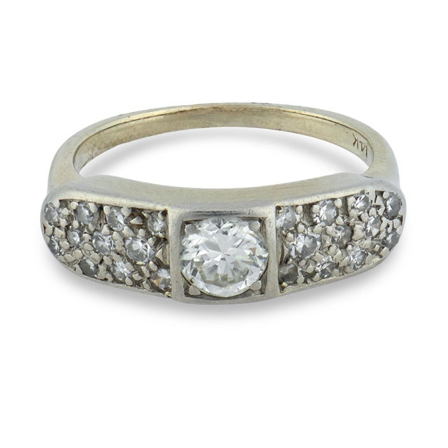 This Art Deco diamond ring reflects the elegance and precision that define the era, offering a beautifully balanced...