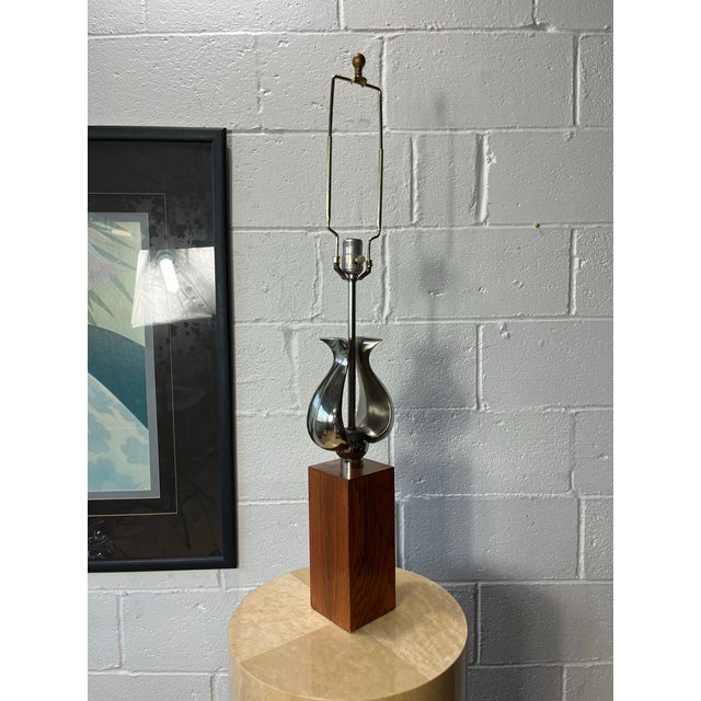 Mid-Century Modern Mid-Century Modern Sculptural Chrome and Walnut Table Lamp, 1970s For Sale - Image 3 of 9