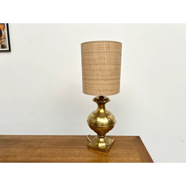 Maison Lecan presents this elegant vintage brass table lamp, made in the 1960s and 1970s. Its curved base, with the...