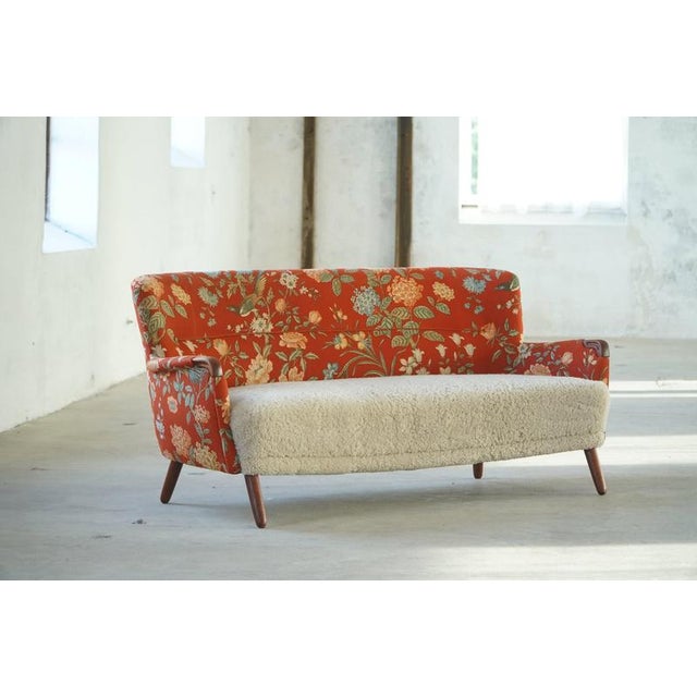 Red Mid-Century Modern Danish Curved Sofa in Floral Fabric and Lambswool, 1960s For Sale - Image 8 of 17