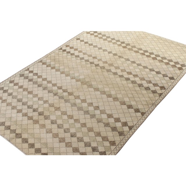 Mid-Century Modern 1960s Vintage Art Deco Rug in Beige-Brown Lattice Diamond Pattern For Sale - Image 3 of 6
