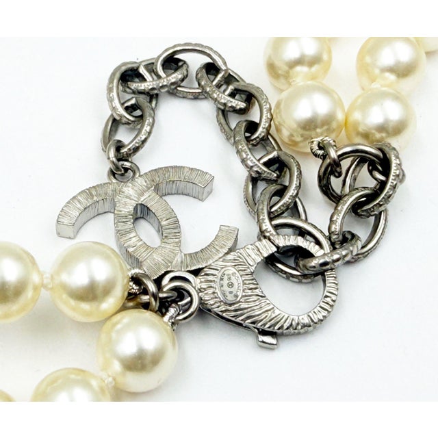 Chanel Silver Argyle Crystal Pendant 2 Strand Pearl Necklace For Sale In Los Angeles - Image 6 of 6