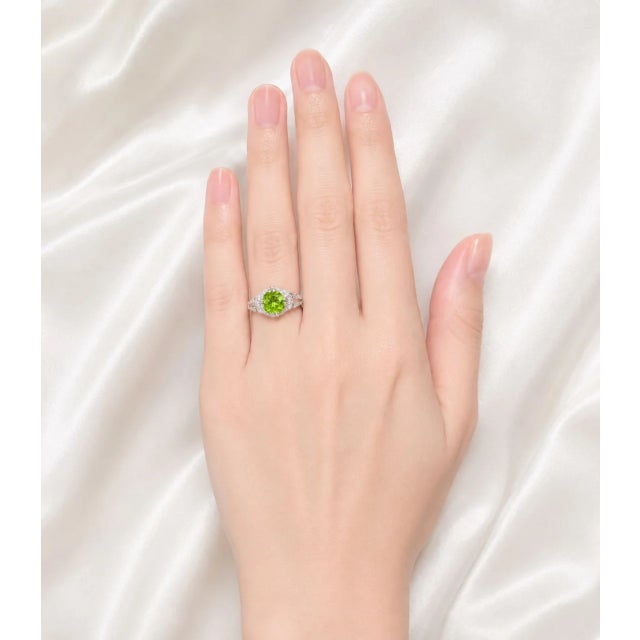 Art Deco Late 20th Century 18K White Gold Peridot Diamond Ring Band, Size 7 For Sale - Image 3 of 3