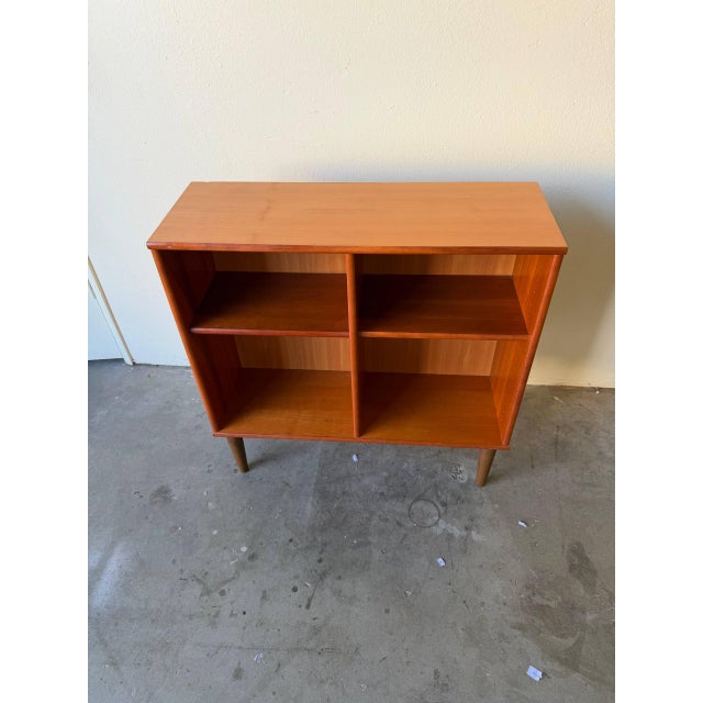 Wood Mid Century Danish Teak Bookcase – Vintage Scandinavian Open Shelf Cabinet – Small MCM Display Storage For Sale - Image 7 of 9