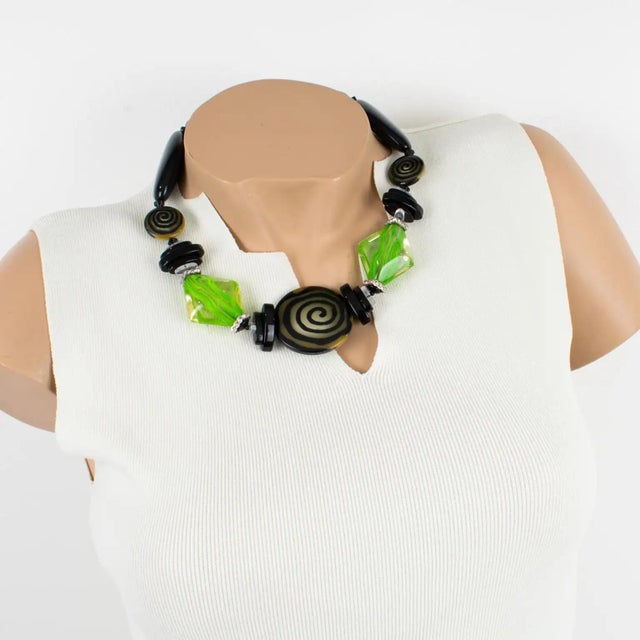 This elegant Angela Caputi resin choker necklace, made in Italy, works on the black and green contrast. It features chunky...
