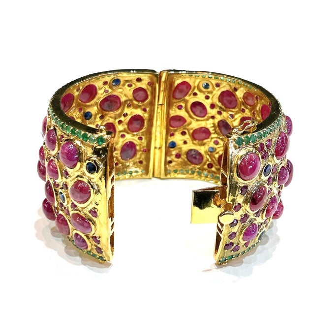 Bochic "Capri" 167 Carat Multi Ruby & Emerald Cuff Set In 18K Gold & Silver For Sale - Image 11 of 18