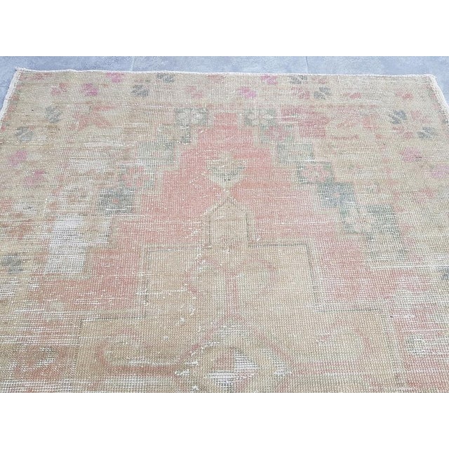 Turkish Beige Pastel Oushak Aztec Rug, 1960s For Sale - Image 4 of 11