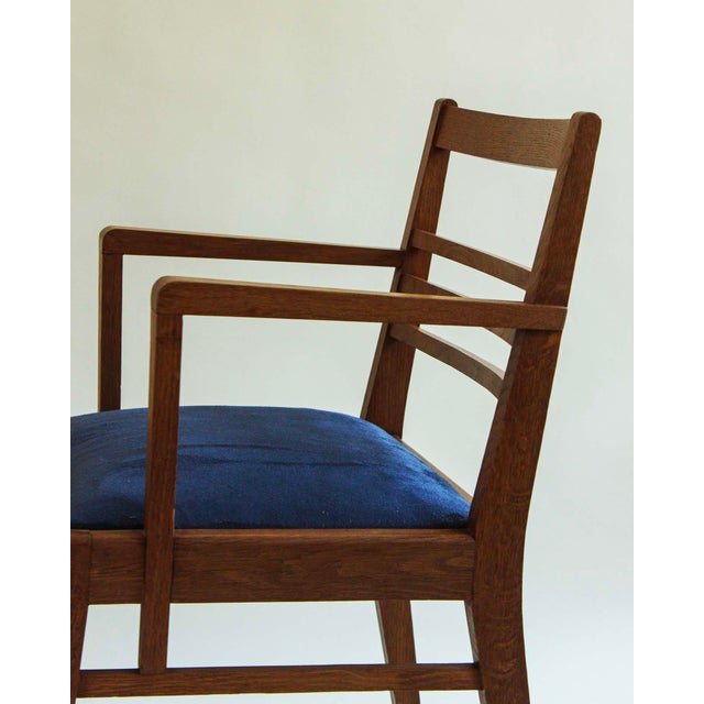 Pair of bridge chairs in solid oak or beech with staggered armrests and openwork backs, by René Gabriel, 1950. The royal...