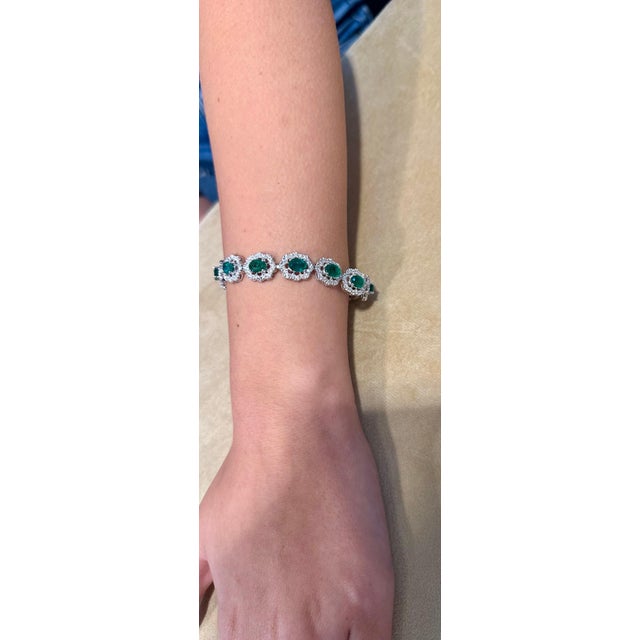 10 Carat Natural Brazilian Emerald & Diamond Tennis Bracelet 14 Karat Gold For Sale - Image 13 of 18