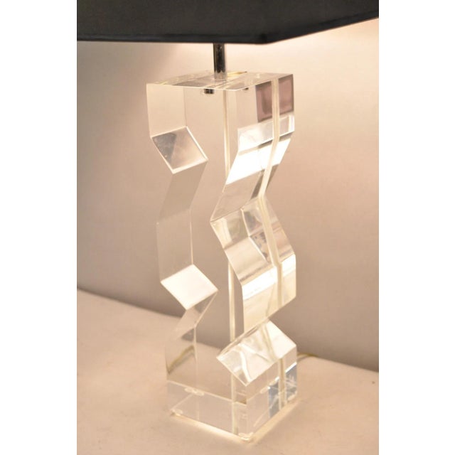 Mid-Century Modern Vintage Les Prismatiques Mid Century Modern Lucite Zig Zag Table Lamp, Signed For Sale - Image 3 of 12