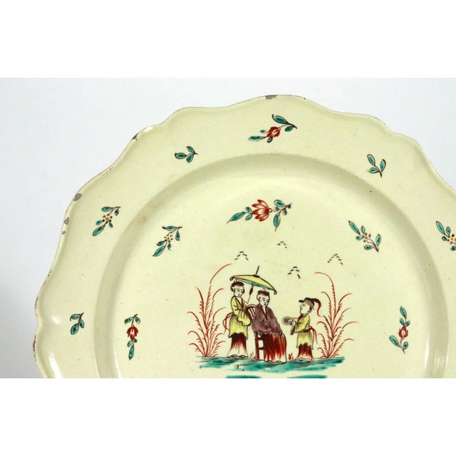 Late 18th Century Pair of Large English Creamware Chinoiserie Dishes, Circa 1780 For Sale - Image 5 of 10