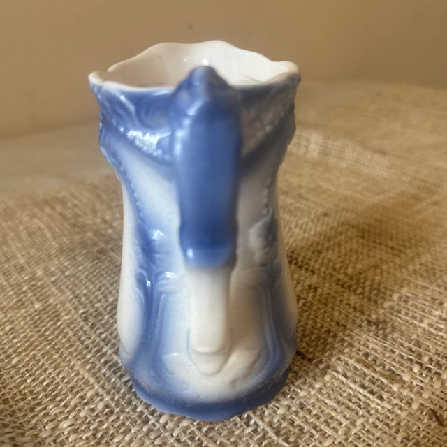 Add a touch of timeless elegance to your table setting or display collection with this exquisite Crownford Giftware...