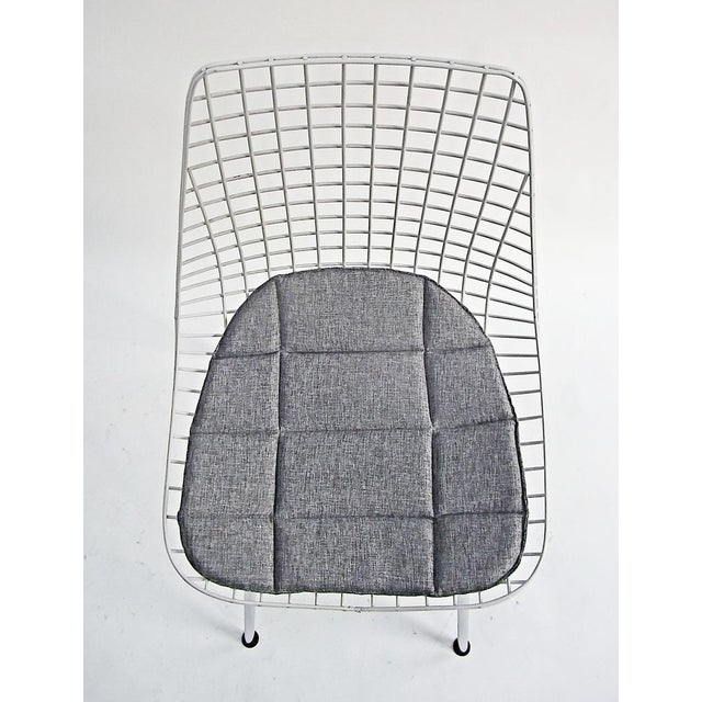 Gray Wire Chairs in Chrome and White Steel Mesh, Set of 4 For Sale - Image 8 of 18