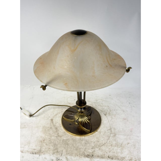 Beautiful lamp with a floral-style decorated base and a circular glass lampshade with a marbled effect, ideal for classic...