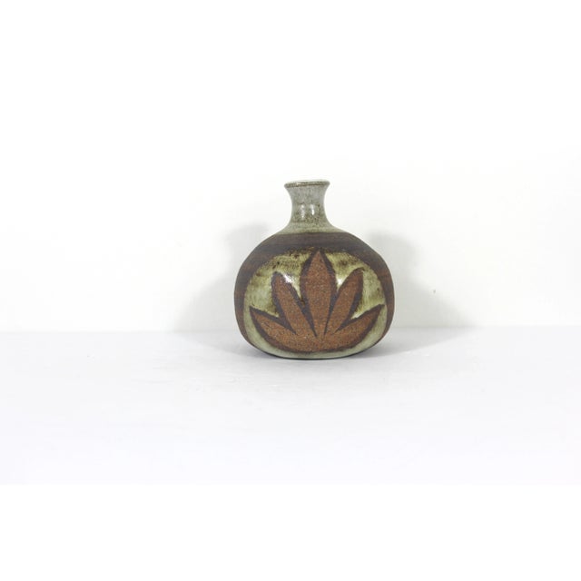 Mid 20th Century Signed n.t. Irving Mid Century Modern Studio Pottery Bud Vase For Sale - Image 5 of 9