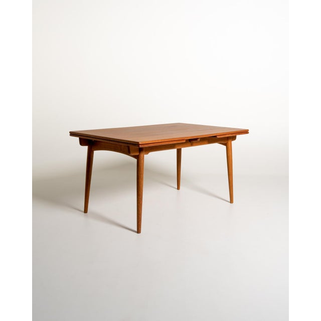 Extendable table with a teak top and oak frame, featuring two 49.5 cm extendable extension leaves. Branded. Designed by...