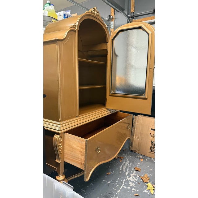 Traditional 1970s French Provincial-Style Gold Arched Display Cabinet For Sale - Image 3 of 3