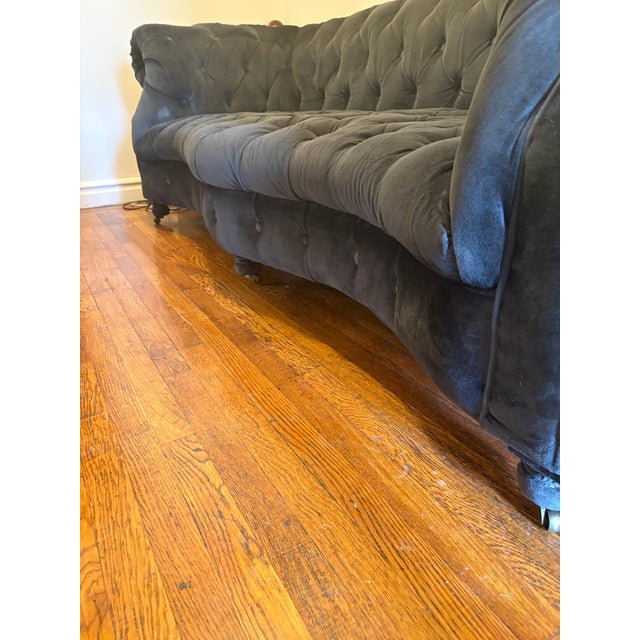 A fully buttoned-up Chesterfield masterpiece with elegant contours and classic hand-tufting. Inspired by London’s...