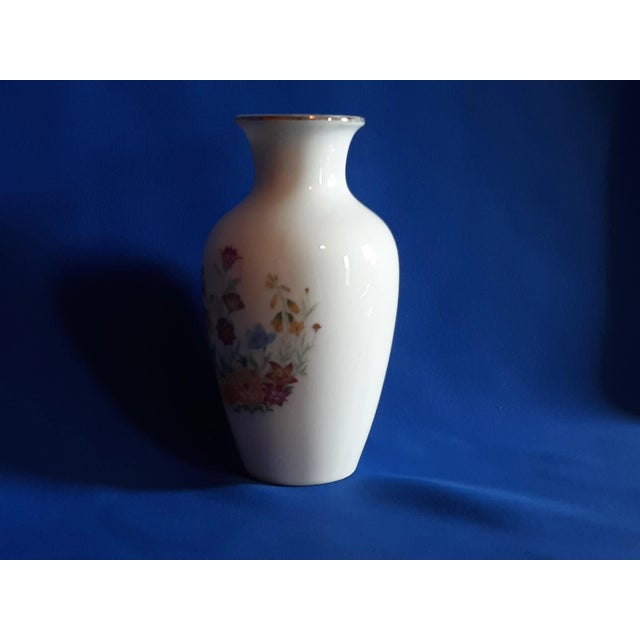 Asian Late 20th Century Jingdezhen Chinese Porcelain White Wildflower With Gold Rim For Sale - Image 3 of 11
