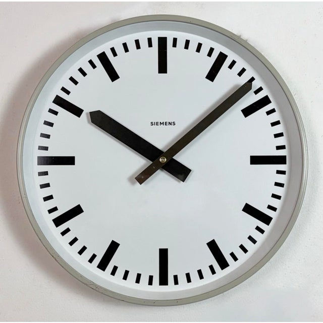 Metal Vintage Industrial Factory Wall Clock from Siemens, 1970s For Sale - Image 7 of 16
