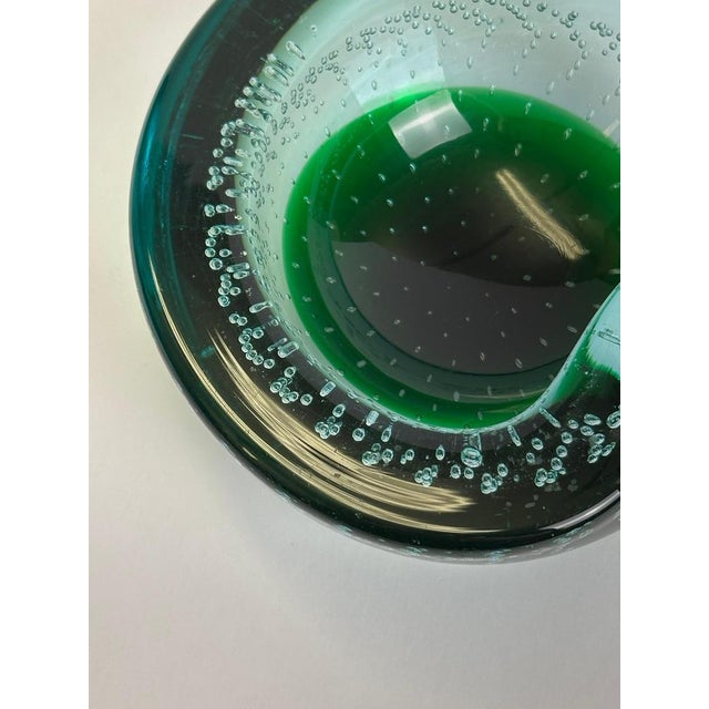 This Murano glass bowl in sommerso and bullicante uranium glass by Galliano Ferro was produced in Italy around the 1960s....