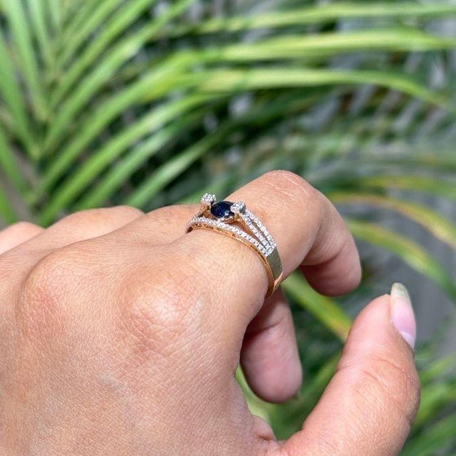 Navy Blue 14k Yellow Gold Blue Sapphire & Diamond Split Shank Modern Ring Size 5.5 For Sale - Image 8 of 16