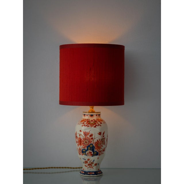 Imari Red Blue Gold Ceramic Table Lamps with Silk Shades from Royal Delft, 1970s, Set of 2 For Sale - Image 6 of 18
