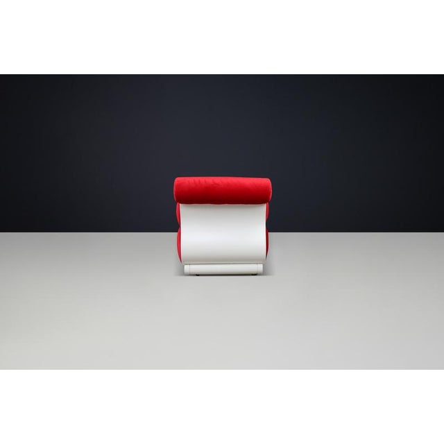 Sculptural Wave Lounge Chair in Original Red Velour with White Molded Base by Joe Colombo, 1970 For Sale - Image 9 of 10