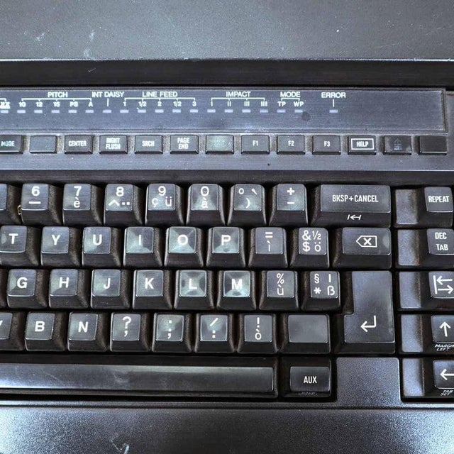 Vintage ETV 240 Typewriter from Olivetti For Sale - Image 4 of 15