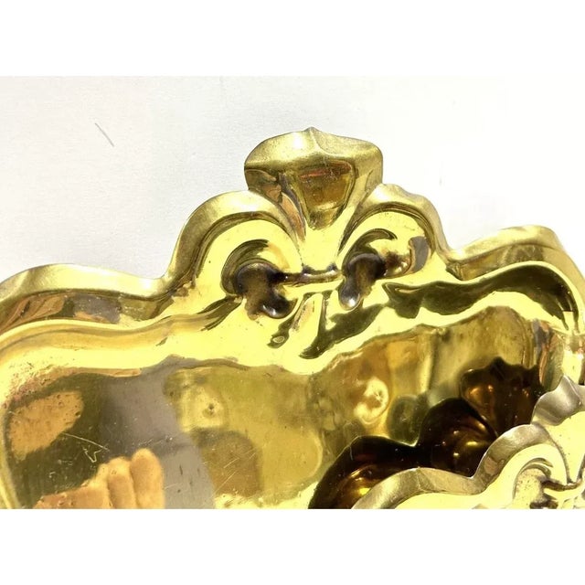 1980s Vintage Brass Table Crumber Set – Fleur-De-Lis Decorative Crumb Catcher & Dustpan For Sale - Image 5 of 11