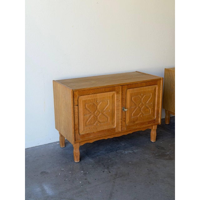 Vintage Brutalist Oak Sideboard in Style of Henning Kjærnulf – Danish Modern Storage Cabinet, Denmark For Sale In Los Angeles - Image 6 of 7