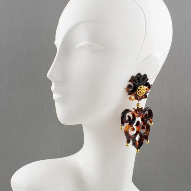 Isabel Canovas Paris designed these gorgeous extra long Lucite clip-on earrings. The important dangling chandelier shape...