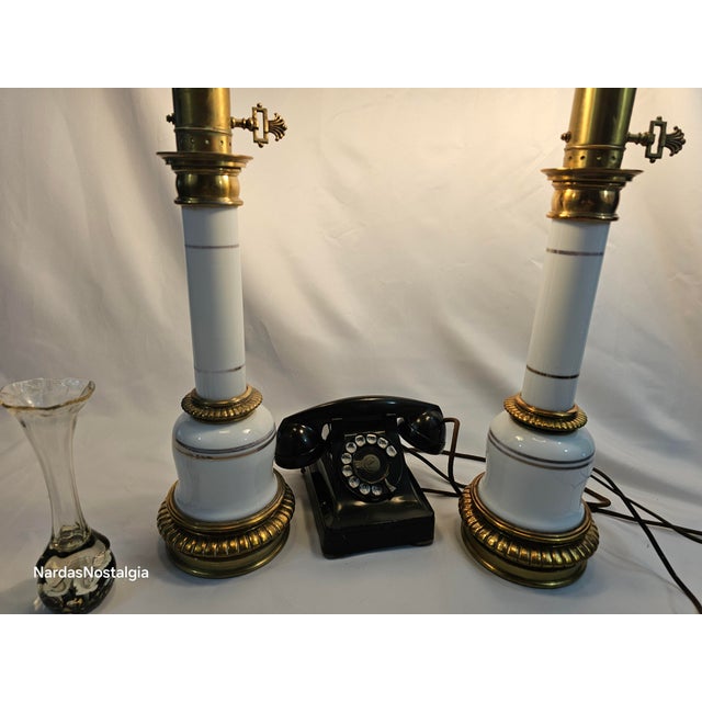 Traditional Pair of Vintage 1950s Stiffel Attributed White Ceramic Glass With Brass Banding Torchiere Table Lamp For Sale - Image 3 of 9