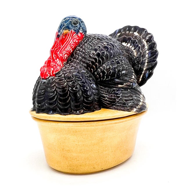 American 1975 Byron Molds Turkey Hobby Ceramic Covered Casserole Dish – Traditional / Thanksgiving Décor For Sale - Image 3 of 13