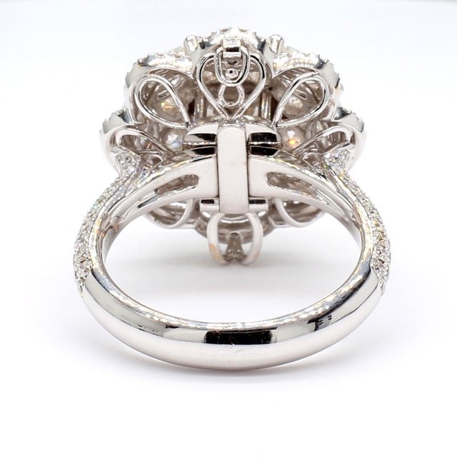 2020s Gia Certified 3.74 Carat Green-Yellow Diamond Ring in 18k Gold For Sale - Image 5 of 9